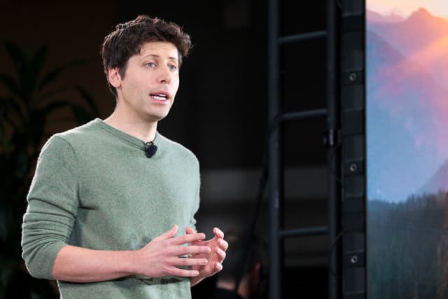 奥特曼不怕豪宅遭袭，他还有一座地堡