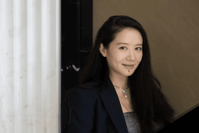 华人首富背后的女人何一，如何成为「比特币女王」