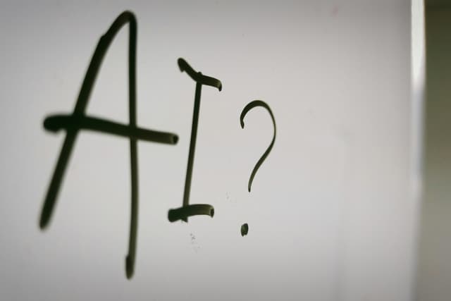 算力集中时代终结:AI训练正从“机房”走向“网络”