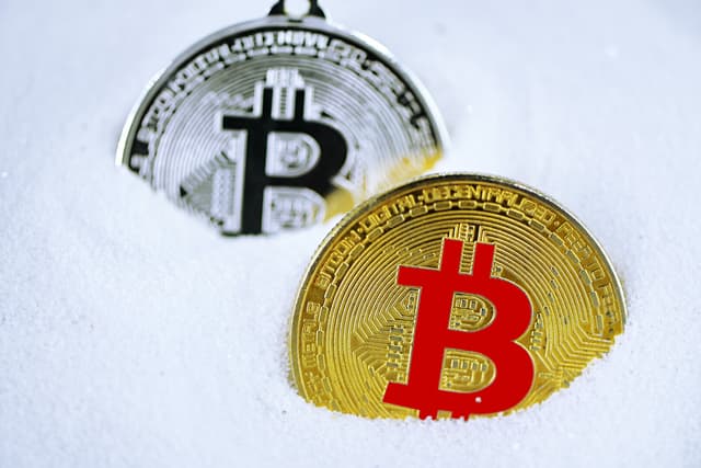 数据解码:单日8.7亿美元资金出逃,谁在抄底?谁在撤退?