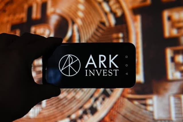 ARK大举买入加密概念股:风险更低,还是双重承压?
